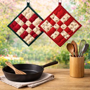 Gewatteerde pannenlap met patchwork bloemen | Country Spring Kitchen-pannenlap (8" x 8")