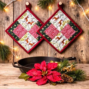 Agarraderas acolchadas con diseño de ciervo navideño / Decoración de cocina patchwork / (20 x 20 cm)