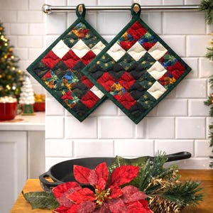 Agarraderas navideñas acolchadas de patchwork / Decoración de cocina estilo Bargello en rojo, verde y crema / Regalo para anfitriona navideña