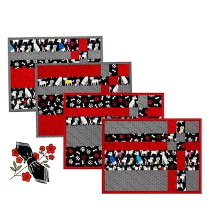 Könnte beinhalten: Vier rechteckige Tischsets mit Patchwork-Design. Die Tischsets haben Abschnitte aus rotem, grauem Stoff mit weißen Punkten und schwarzem Stoff mit Hunde- und Knochenmustern. Eine schwarze Schleife mit roten Blumen befindet sich in der unteren linken Ecke.