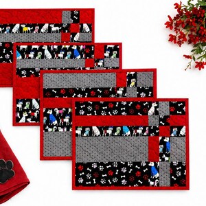 Manteles individuales acolchados hechos a mano con diseño de perro / Decoración de mesa en rojo y negro / Regalo para amantes de los perros / Juego de 2 o 4