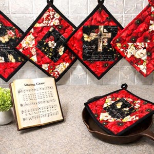 Presine con la scritta "Amazing Grace" / Presine con papaveri rossi / Utensili da cucina rossi e neri