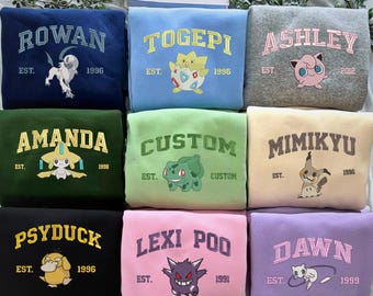 Kundenspezifisches PKM Anime Stickerei-Sweatshirt, Name und Jahr Taschen-Tier-Shirt, Bio-Baumwolle Anime-Liebhaber-Geschenk