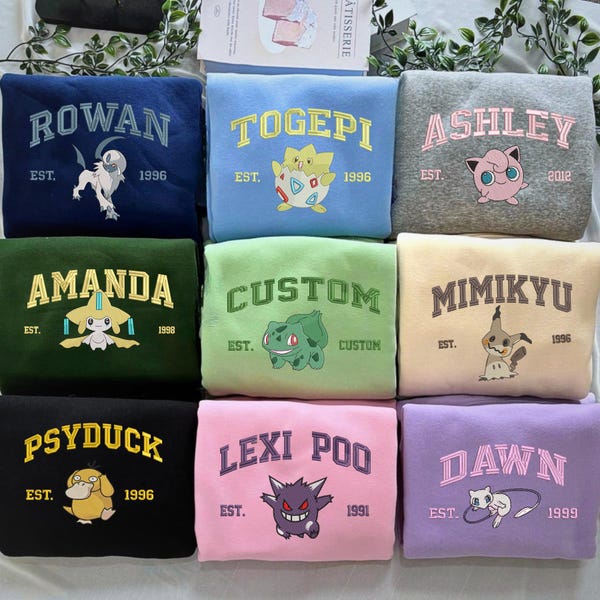 Sudadera con bordado de anime PKM personalizada, camisa de bolsillo con nombre y año personalizados, regalo de algodón orgánico para amantes del anime.