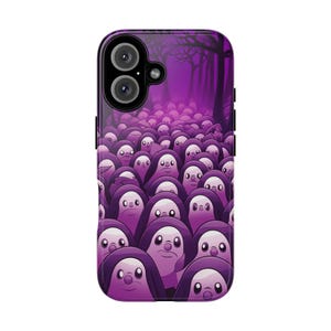 Puede incluir: Una funda de teléfono morada con un diseño de numerosas figuras de dibujos animados con caras blancas y capuchas moradas oscuras. El fondo muestra un bosque morado con árboles desnudos, creando un diseño espeluznante y caprichoso.