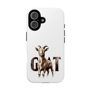 Puede incluir: Carcasa de teléfono blanca con una ilustración de cabra marrón y blanca y la palabra "GOAT" en texto negro.