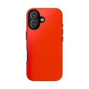 Op de afbeelding: Felrode telefoonhoes met een uitsparing voor een camera met dubbele lens en zwarte accenten. De hoes heeft een gladde, glanzende afwerking en een rechthoekige vorm met afgeronde hoeken. De cameralenzen zijn zwart en zilver.