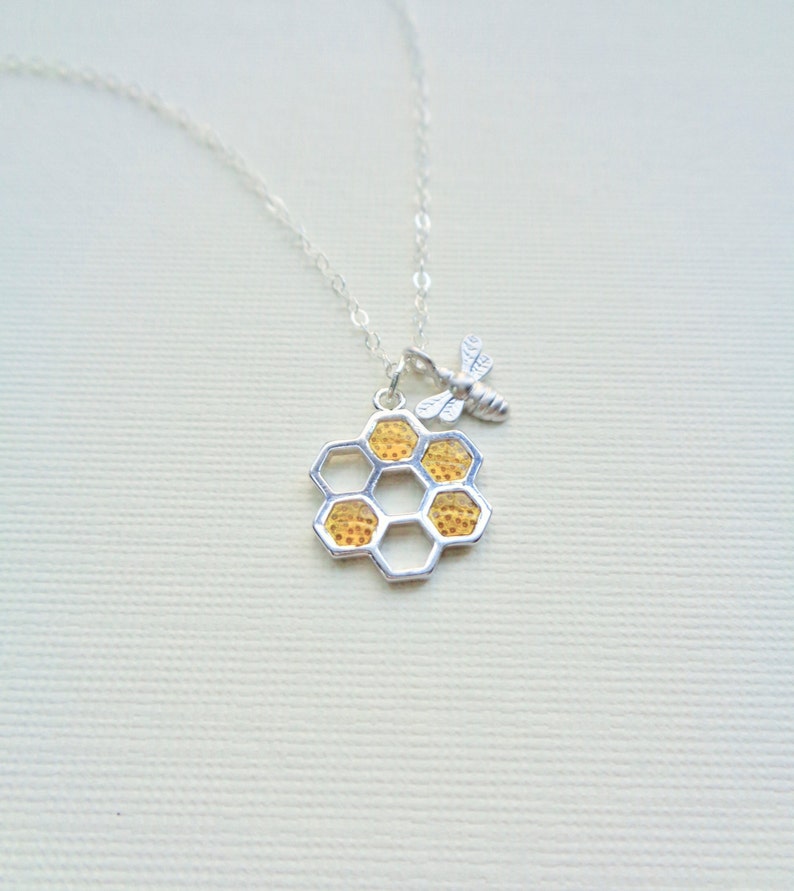 Honeycomb Bee Necklace in Silver or Gold Bridgerton Necklace Beehive Pendant Gold Bee Gold Honeycomb Pendant Mothers Necklace Gift For Her afbeelding 2