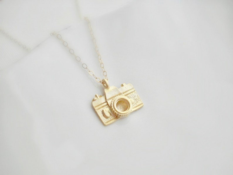 Collar de cámara pequeña en oro o plata, regalo para fotógrafo collar de cámara de oro minimalista moderno collar relleno de oro de 14K regalo para ella imagen 4