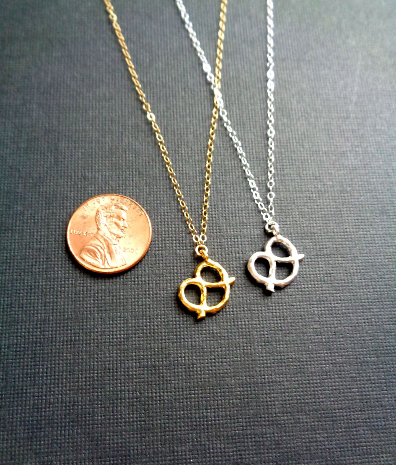 PRETZEL NECKLACE- GOLD main image 1