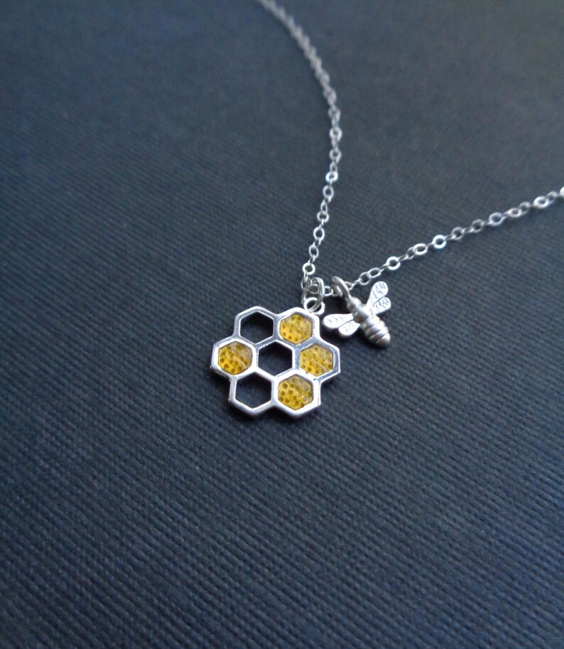 Honeycomb Bee Necklace in Silver or Gold Bridgerton Necklace Beehive Pendant Gold Bee Gold Honeycomb Pendant Mothers Necklace Gift For Her afbeelding 5