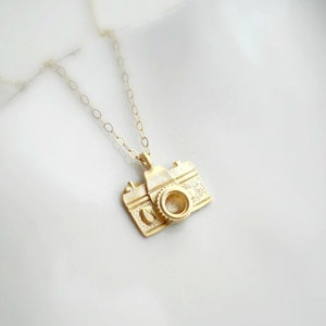 Little Camera Necklace In Gold Or Silver, Gift for Photographer Gold Camera Necklace Minimalist Modern 14K Gold Filled Necklace Gift For Her