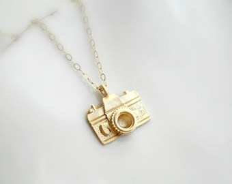 Little Camera Necklace In Gold Or Silver, Gift for Photographer Gold Camera Necklace Minimalist Modern 14K Gold Filled Necklace Gift For Her