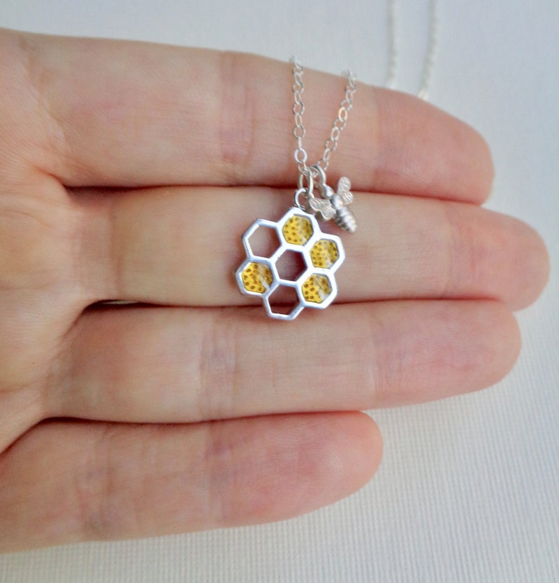 Honeycomb Bee Necklace in Silver or Gold Bridgerton Necklace Beehive Pendant Gold Bee Gold Honeycomb Pendant Mothers Necklace Gift For Her afbeelding 4