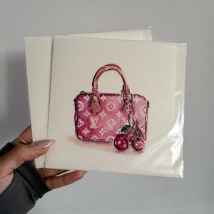Bolsa de grife, com cartão impresso com pingente de cereja