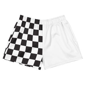 Puede incluir: Pantalones cortos deportivos con un diseño dividido. Un lado presenta un patrón de cuadros blancos y negros, mientras que el otro es blanco liso. Los pantalones cortos tienen cintura elástica y bolsillos, adecuados para uso casual o deportivo.