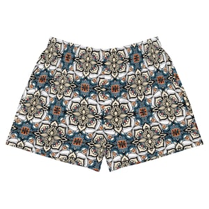 Könnte beinhalten: Blaue und weiße gemusterte Shorts mit floralem Design. Die Shorts haben einen bequemen elastischen Bund.