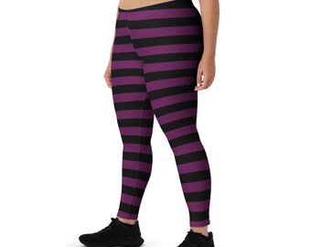 Puede incluir: Mallas ajustadas con rayas horizontales negras y moradas. Las mallas están hechas de un material elástico. La modelo lleva zapatillas deportivas negras.