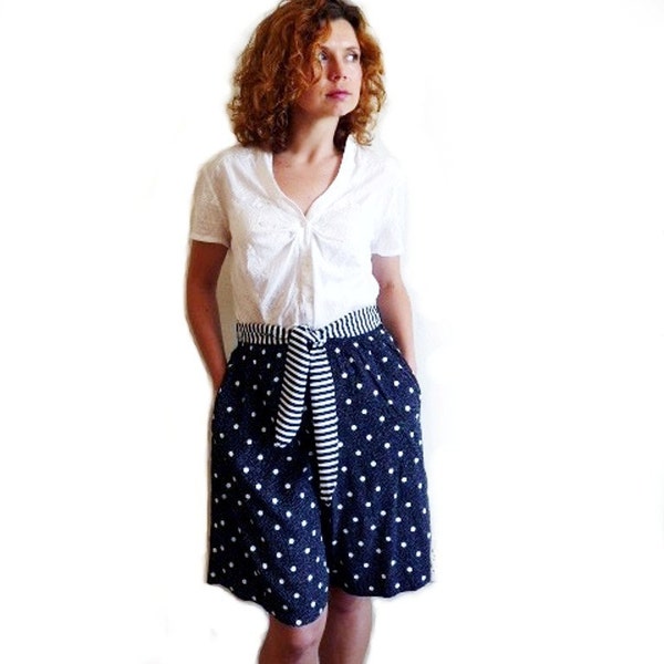 Pantalones cortos vintage de los años 60 para mujer, azul marino con lunares, cintura alta, cinturón de lazo, estilo náutico, Brittany Nicole, 4 de julio
