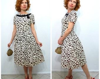 Vintage 1950s Dress Novelty Print, Full pleated skirt, Velvet trim neckline Cocktail Dress  Small