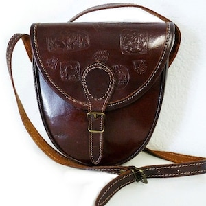 Bolso vintage de cuero marrón labrado a mano / con símbolos incas tallados, bandolera