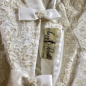 Romántico vestido de novia Suzy Perette de los años 50, corsé de encaje blanco busto perla con cuentas arco espalda princesa costura con velo imagen 5