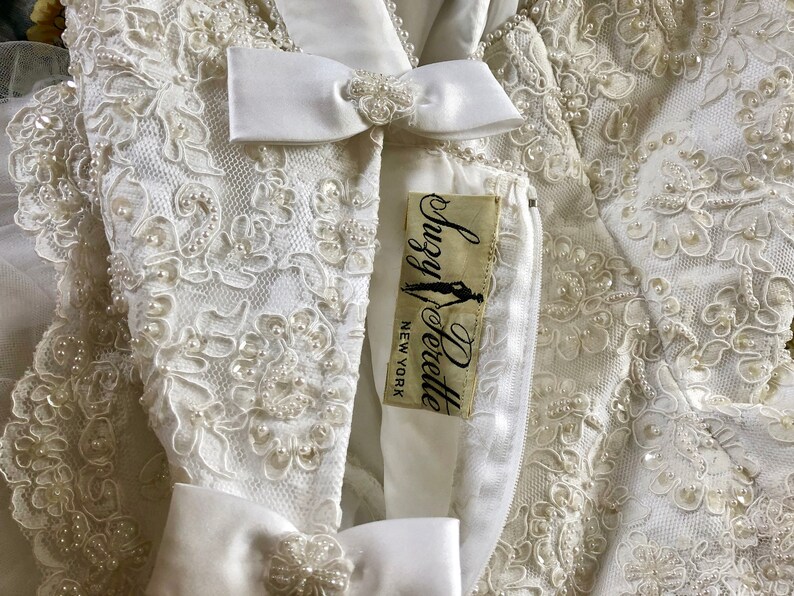 Romántico vestido de novia Suzy Perette de los años 50, corsé de encaje blanco busto perla con cuentas arco espalda princesa costura con velo imagen 5