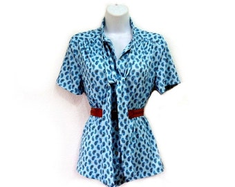 Vintage jaren 1960 blouse blauwe paisley print voorkant strikken button-down klein medium