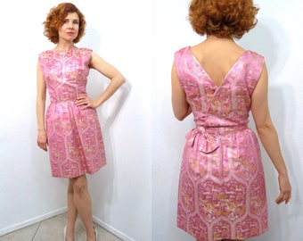 1950s Dress Mollie Parnis Couture Pink Silk Brocade Gold Silver Asian Scenic Print Mini Dress with Pockets Size Small