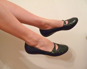 Black leather shoes Flat button Round toe Italy Women Size 8