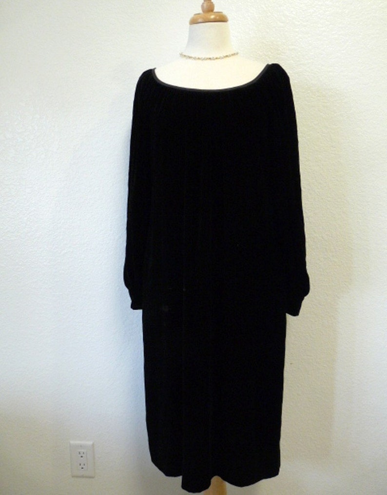 Vintage 1980s Velvet Black Dress Hidden Pocket Albert Nipon Party Formal dress Small / Medium image 4