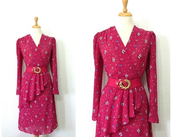 Robe portefeuille vintage des années 1980, imprimé fantaisie fuchsia, robe de soirée longueur genou Charlee Allison des années 40