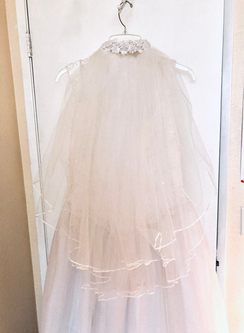 Romántico vestido de novia Suzy Perette de los años 50, corsé de encaje blanco busto perla con cuentas arco espalda princesa costura con velo imagen 7