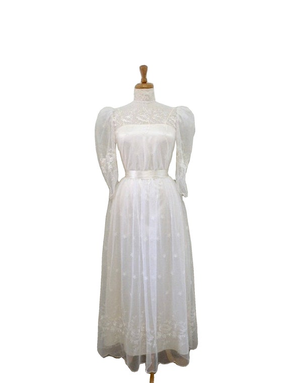 1970s Lace Gown Wedding White Embroidered floral S