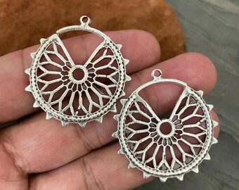 Dijes de plata antigua con forma de sol: hallazgos florales étnicos