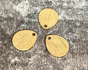 Dijes de gota de latón crudo texturizado: Artículos de joyería (12 mm) - 3155