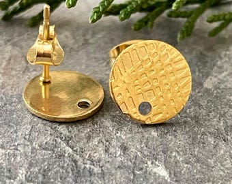 Pendientes de botón de latón dorado martillado - Postes circulares texturizados para la fabricación de joyas