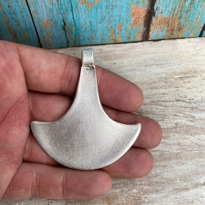 Antiker, silberplattierter Boho-Halskettenanhänger aus Messing - 7040