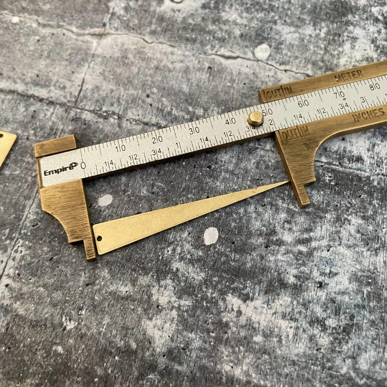 Dreieckige Ohrringanhänger aus rohem Messing: Lange Hängeanhänger (51 x 8 mm) 3028 Bild 4