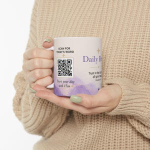 Puede incluir: Una taza de cerámica blanca con el texto "Daily Bread" y "Trust in the Lord with all your heart". La taza también presenta un código QR y el texto "Scan for Today's Word" y "Start your day with Him".