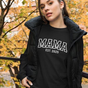 MAMA Est. 2025 Sweatshirt, New Mom Gift, Pregnancy Announcement, Mother&#39;s Day Gift, Custom Mama Crewneck Mom Life Sweater for Mom Gift