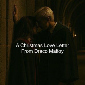 Puede incluir: Imagen oscura de dos personas con ropa formal, a punto de besarse. El texto "A Christmas Love Letter From Draco Malfoy" se muestra en blanco en la parte inferior de la imagen.