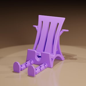 Puede incluir: Un soporte para teléfono de color lavanda con forma de sillón en miniatura. El soporte tiene respaldo de listones, reposabrazos y patas articuladas. Está diseñado para sostener un teléfono o tableta. El soporte es de plástico.