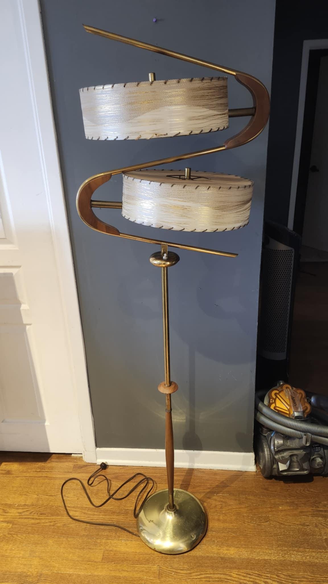 クラシックなミッドセンチュリーモダンパーチメントシェードフロア