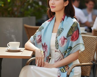 Bufanda ligera con estampado floral de peonías y mariposas en color rojo agua