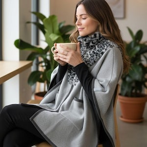Relaxed Fit Wool-Feel Cape Coat with Leopard Fur Collar & Zipper