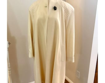 Cappotto vintage anni '80 Portrait in lana, modello swing, color crema/avorio, con spalle plissettate e fisarmonica, 1988