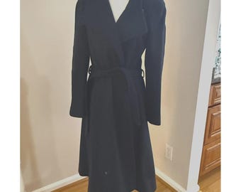 Cappotto avvolgente vintage anni '70 J. Gallery in lana blu navy con maniche a sbuffo, cintura e collo a scialle, 1978, DIFETTO