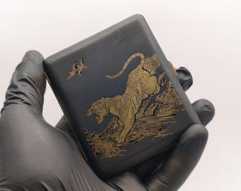 Antiek zwart-gouden sigarettenkoker met tijger | Vintage metalen kaarthouder |