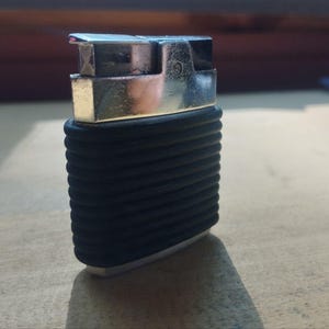 Vintage Ronson Petrol Lighter – Ribbed Rubber Grip – Made in British Hong Kong – Fully Working (Circa 1965–1973)